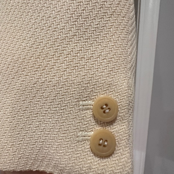 Emanuel Ungaro wool BlazerWith RemovableFur CollarVintage statement piece
Size 8 - Picture 4 of 9